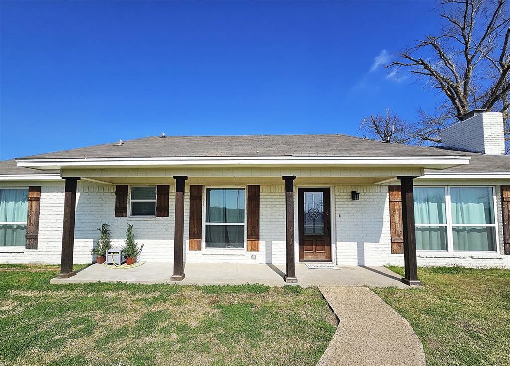 1205 West Trinity Street Groesbeck, TX 76642 - Photo 2 of 28 a front view of a house with a yard