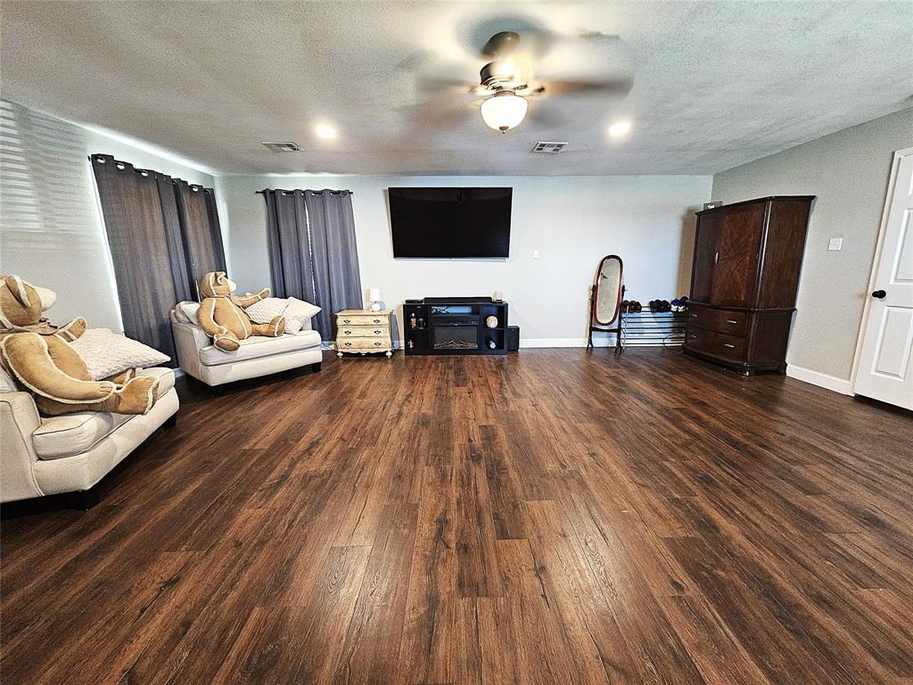 1205 West Trinity Street Groesbeck, TX 76642 - Photo 10 of 28 a living room with furniture and a flat screen tv