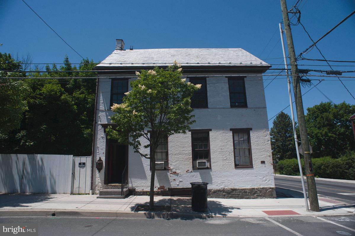 201 South Washington Street Gettysburg, PA 17325 - Photo 1 of 34 a front view of a house with a yard
