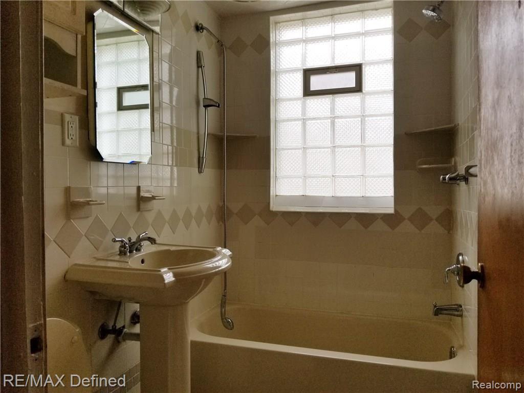 22140 Rausch Avenue Eastpointe, MI 48021 - Photo 3 of 14