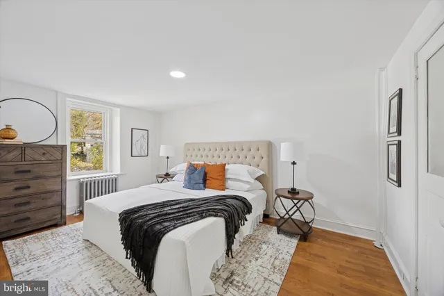 a bed room with a bed and a closet