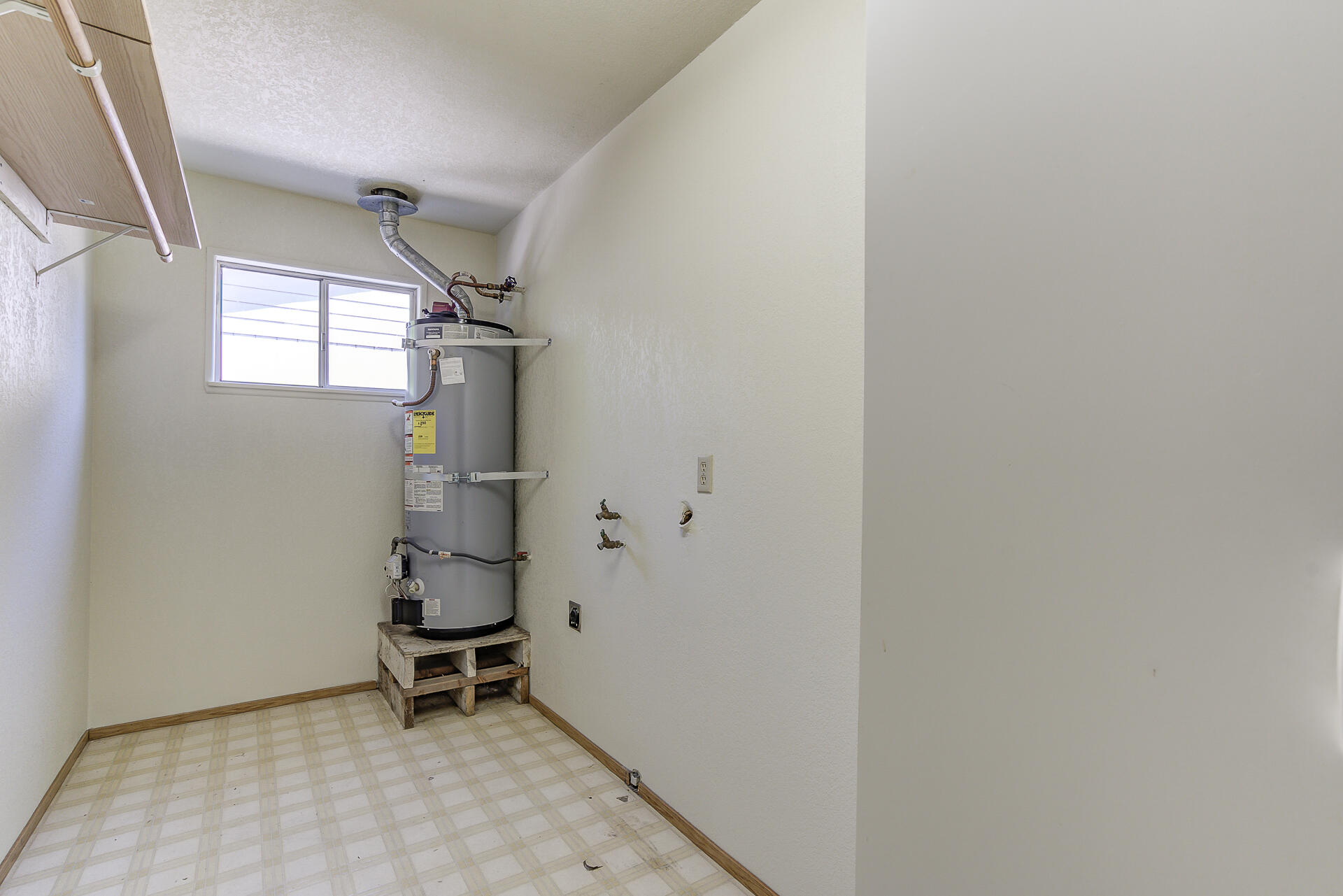 649 Lowe Street Redding, CA 96001 - Photo 25 of 35 an empty room with windows