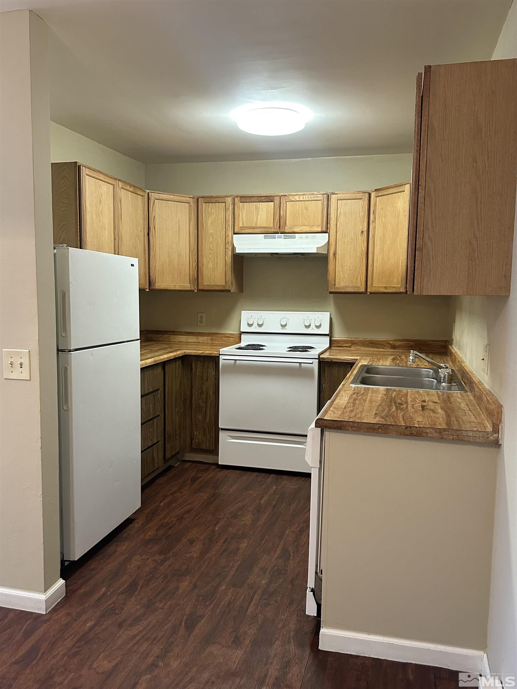 2101 Highview Court, Unit 18 Reno, NV 89512 - Photo 9 of 12 a kitchen with a stove a refrigerator and a more cabinets
