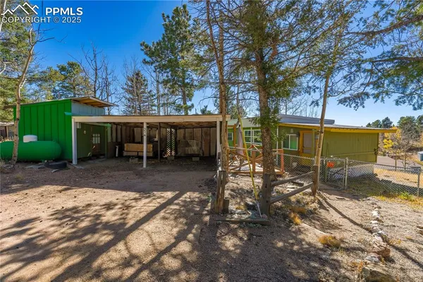 a view of a house with backyard