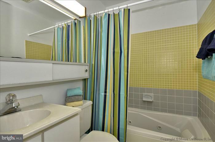 8208 Fenway Road Bethesda, MD 20817 - Photo 6 of 30 Hall Bath