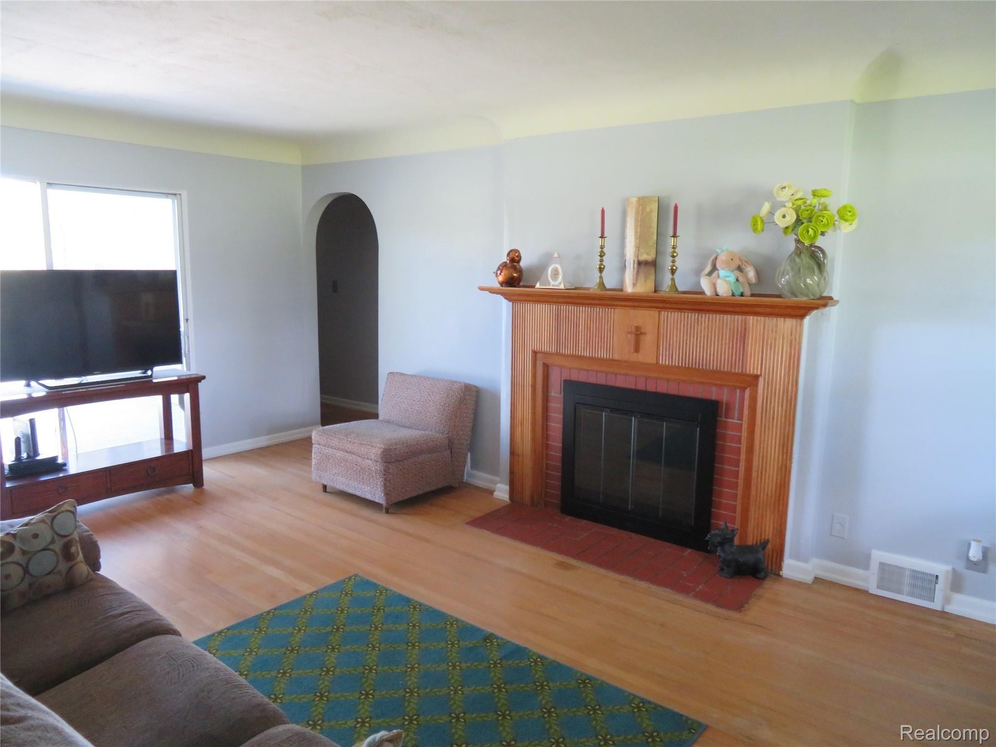 4223 Lapeer Road Burton, MI 48509 - Photo 11 of 30 IMG_0380.JPG