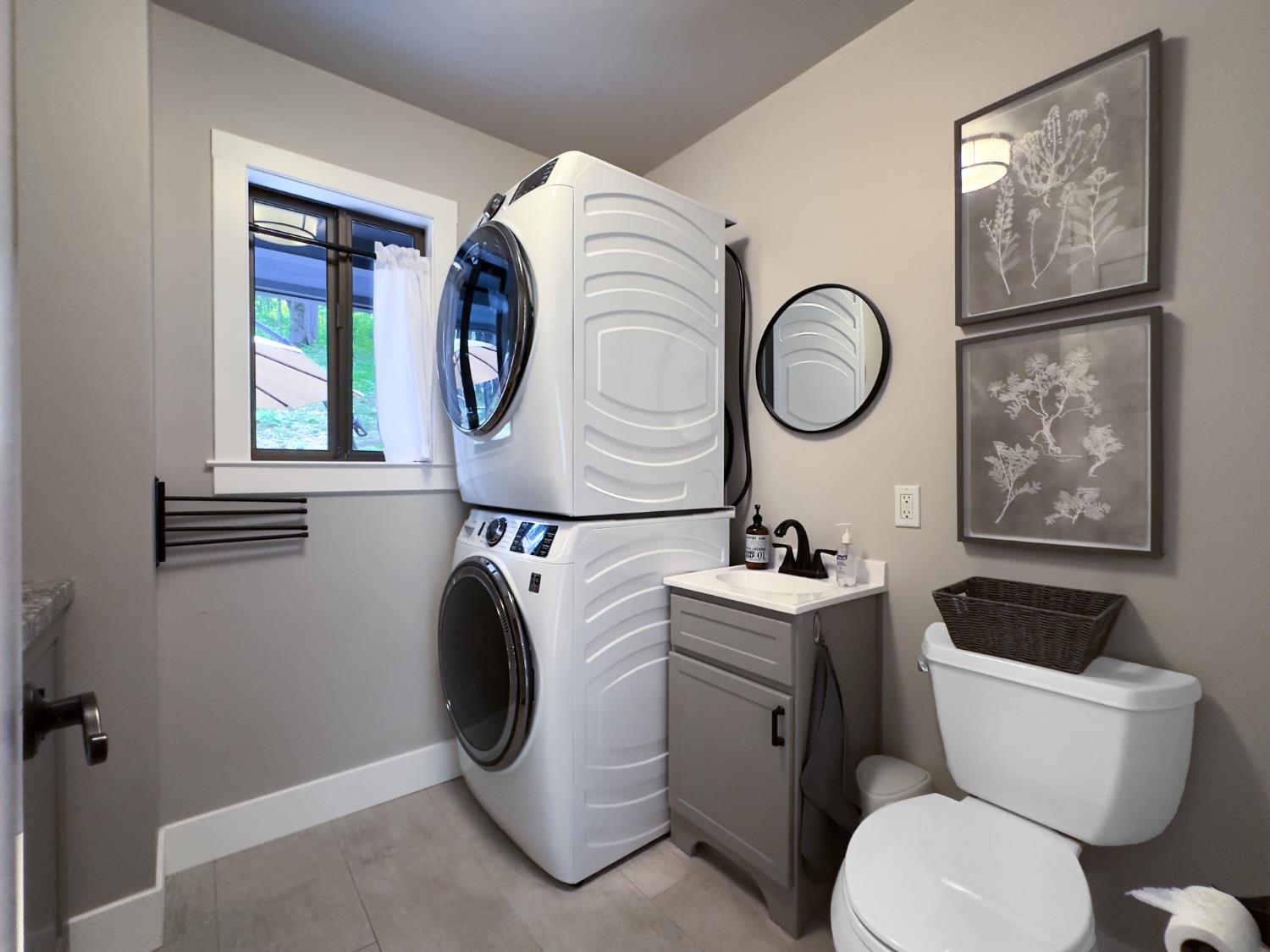 157 Grove Street Nevada City, CA 95959 - Photo 13 of 55 a bathroom with a toilet a sink and a mirror