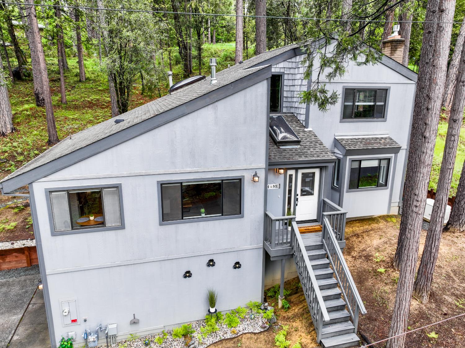 157 Grove Street Nevada City, CA 95959 - Photo 51 of 55 a front view of a house with garden