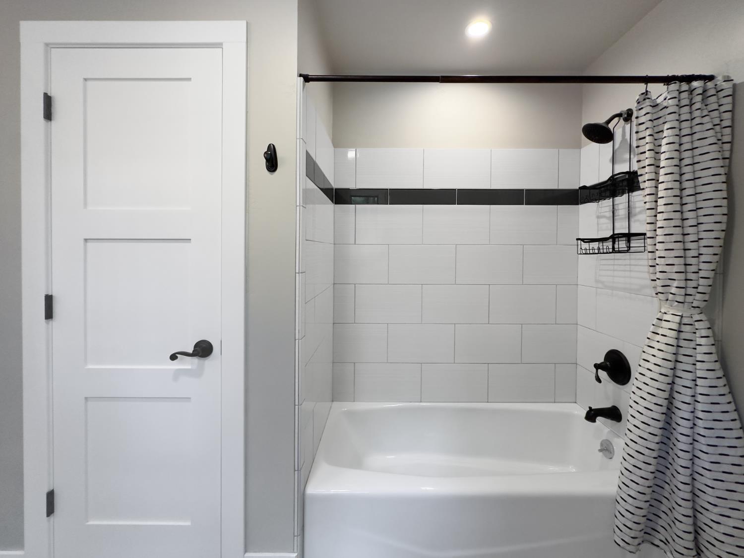 157 Grove Street Nevada City, CA 95959 - Photo 7 of 55 a bathroom with a bathtub
