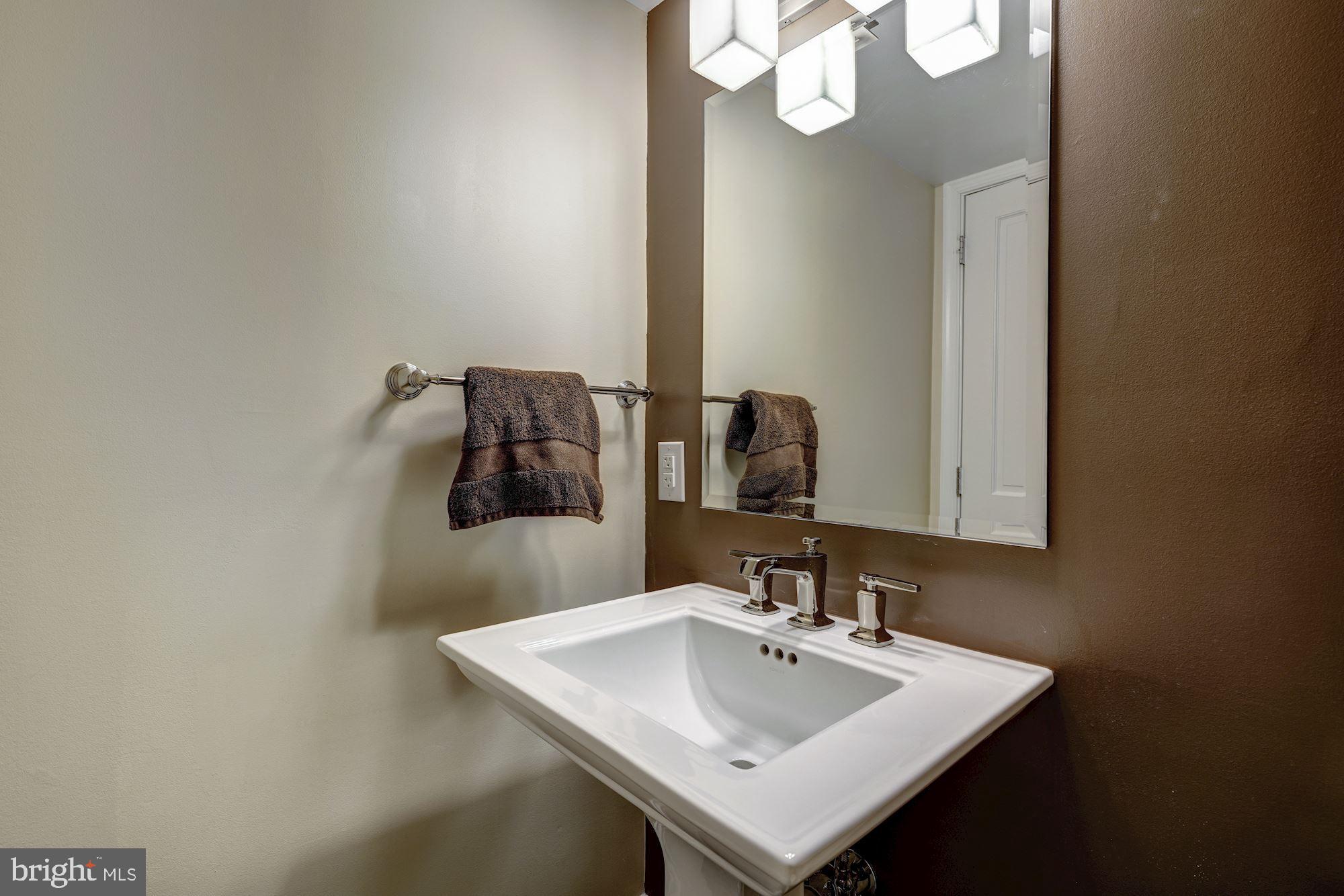 1101 South Arlington Ridge Road, Unit 515 Arlington, VA 22202 - Photo 25 of 36 Powder Room