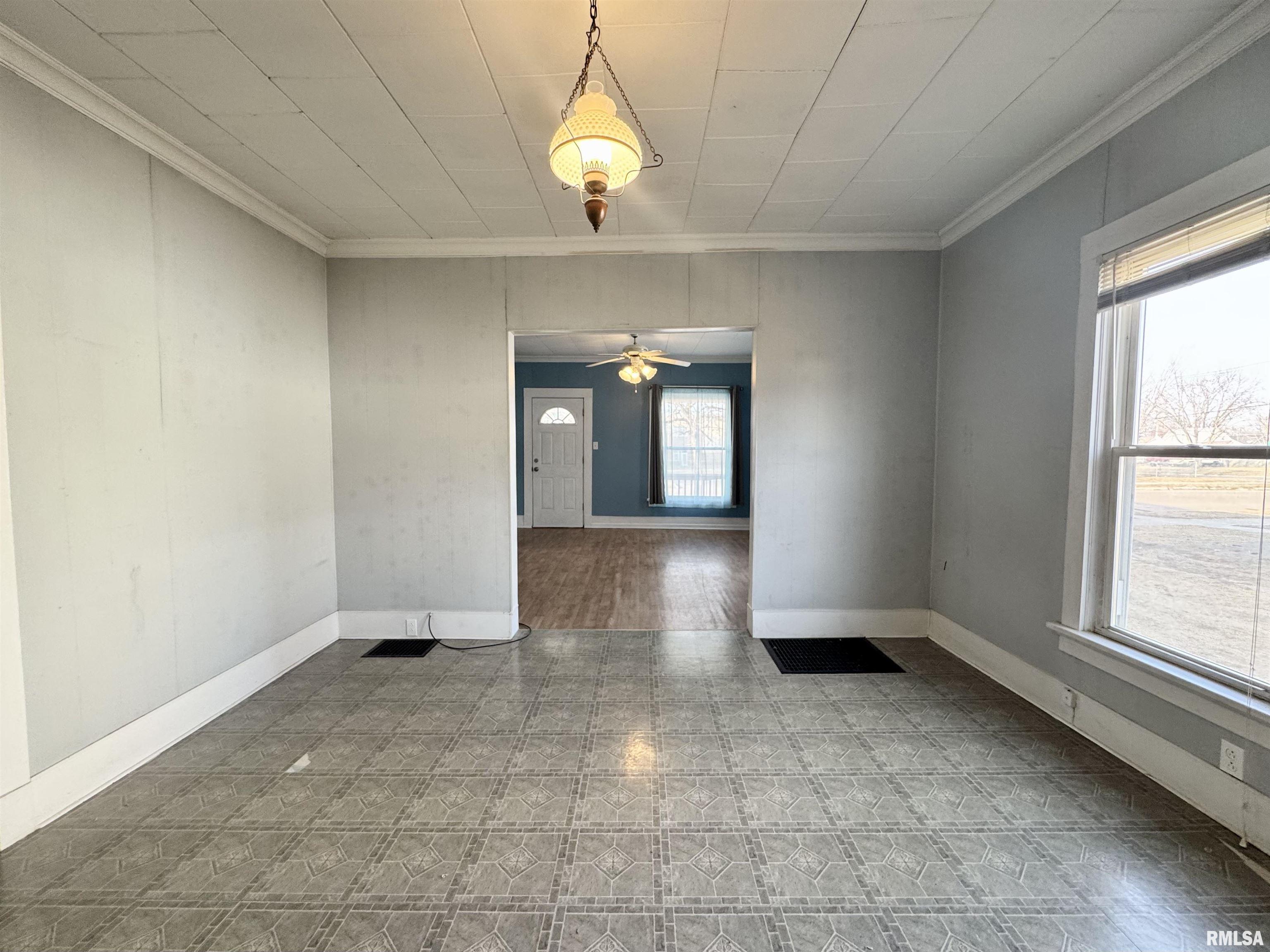 713 4th Avenue South Clinton, IA 52732 - Photo 6 of 21