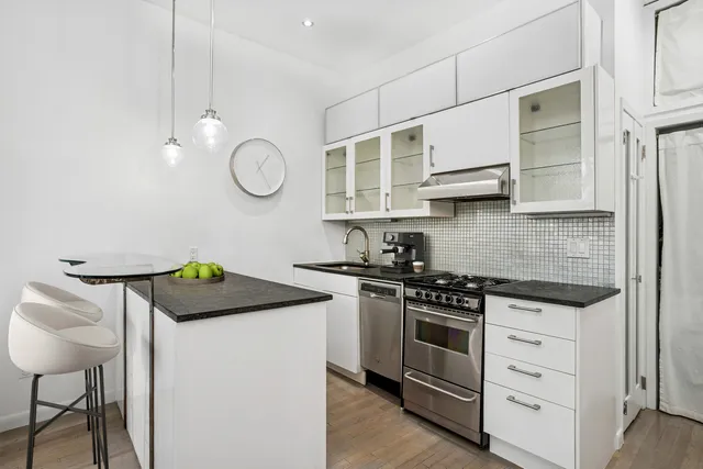 $725,000 | 1 1st Place, Unit 7 | Carroll Gardens