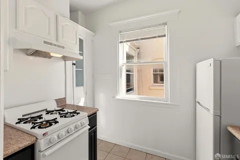 a view of a livingroom with closet