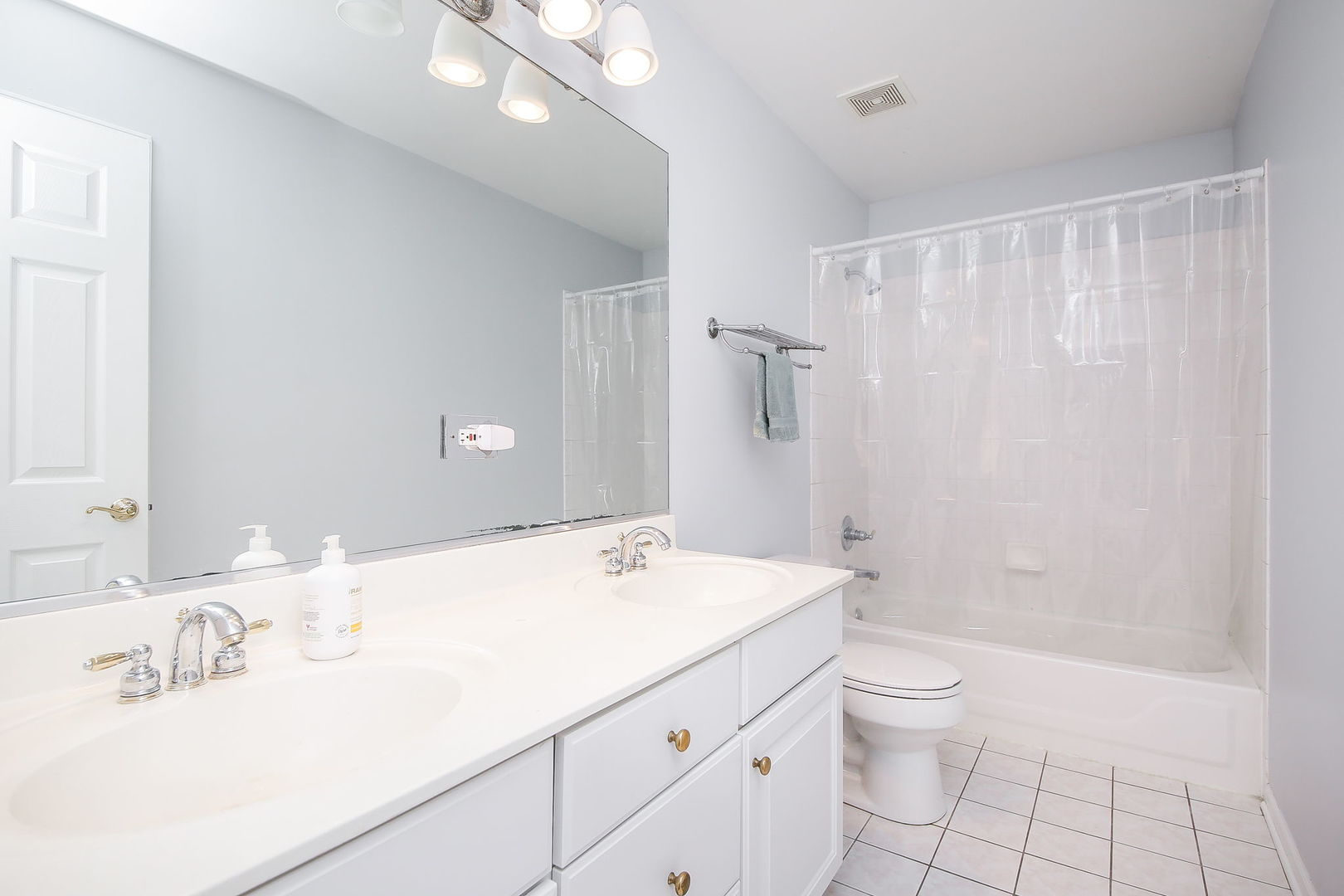3807 Landsdown Avenue Naperville, IL 60564 - Photo 18 of 29 a bathroom with a sink a toilet and shower