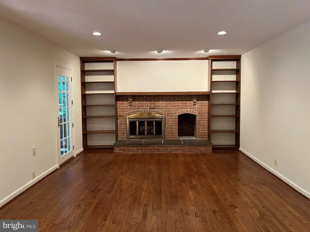 a view of house with backyard and garden