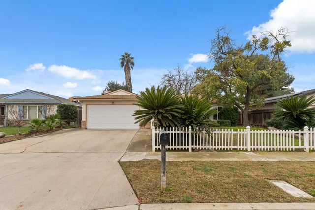 $385,000 | 4665 West Ashcroft Avenue, Fresno, CA 93722