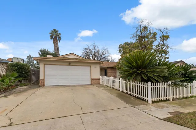 $385,000 | 4665 West Ashcroft Avenue, Fresno, CA 93722
