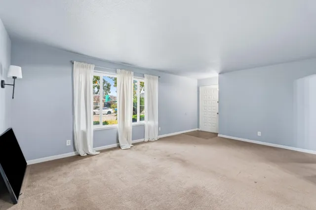 $385,000 | 4665 West Ashcroft Avenue, Fresno, CA 93722