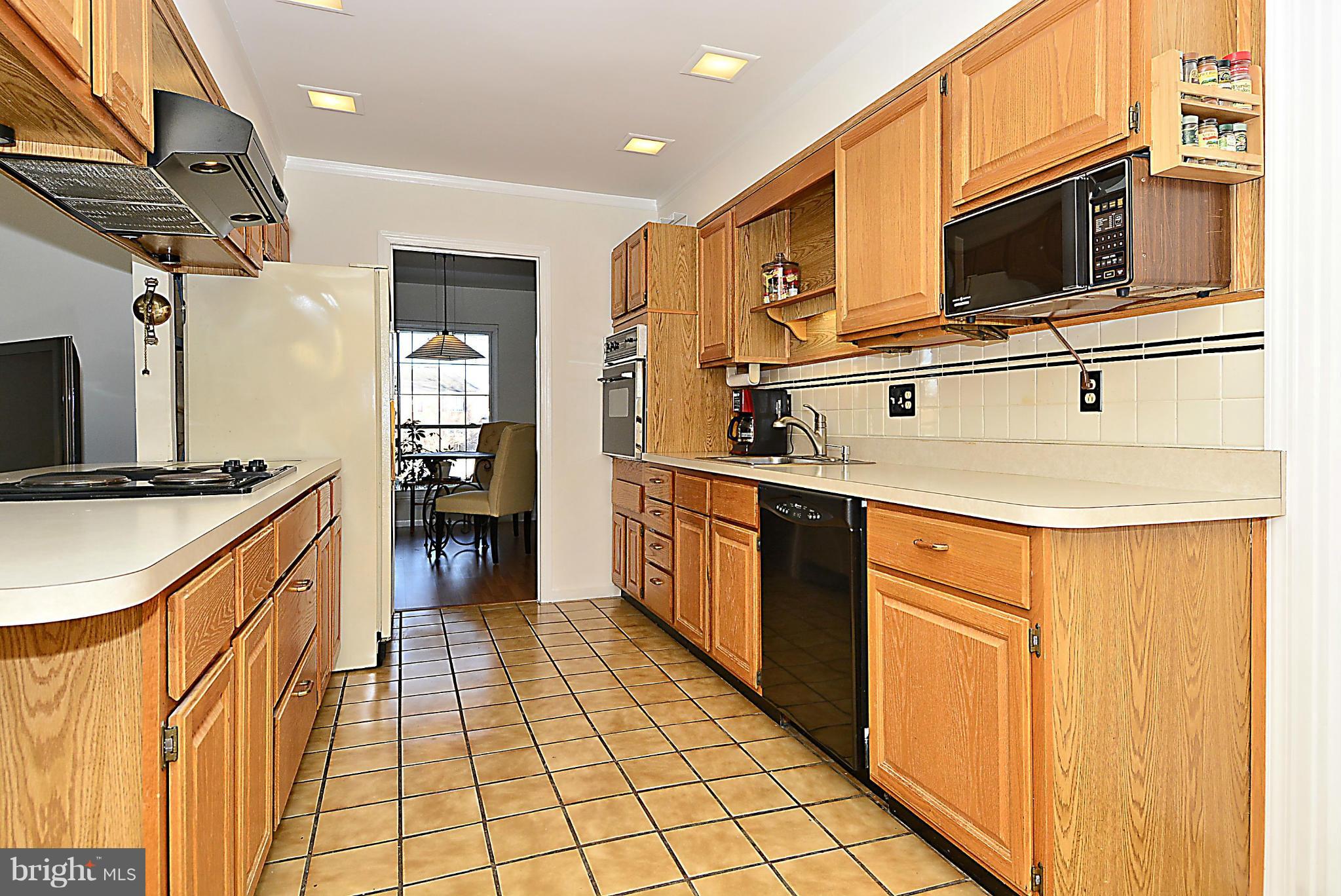 18506 Cabin Road Triangle, VA 22172 - Photo 10 of 30 Updated OAK Cabinets and Recessed Lights