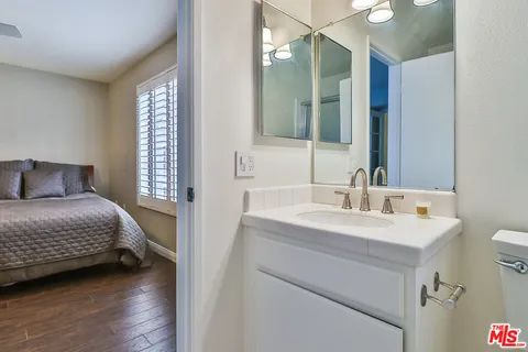$4,500 | 18100 Burbank Boulevard, Unit 19, Tarzana, CA 91356