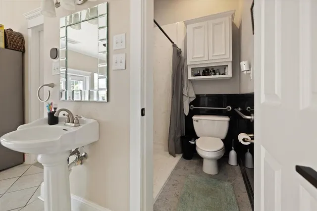 a view of livingroom with furniture