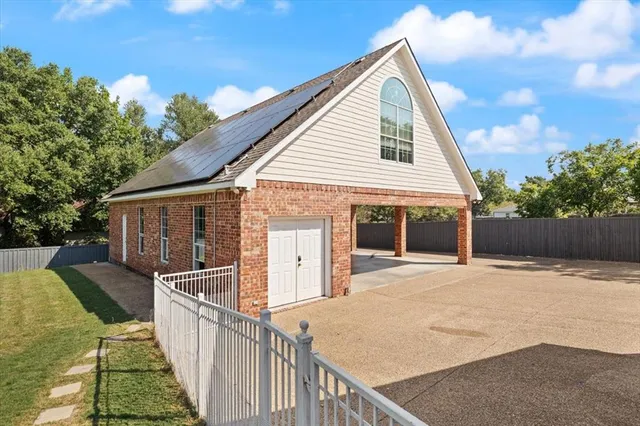 $699,900 | 2100 Lakeridge Circle, Ennis, TX 75119