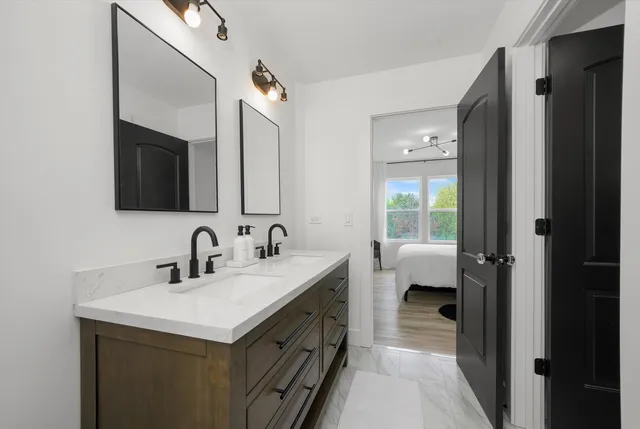 a en suite bathroom with a sink and a mirror