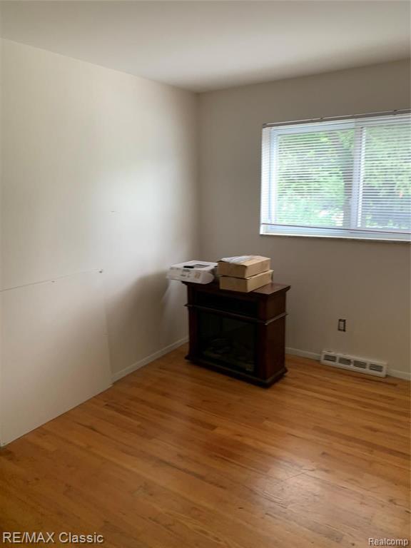 981 North Commerce Road Commerce Township, MI 48382 - Photo 9 of 16