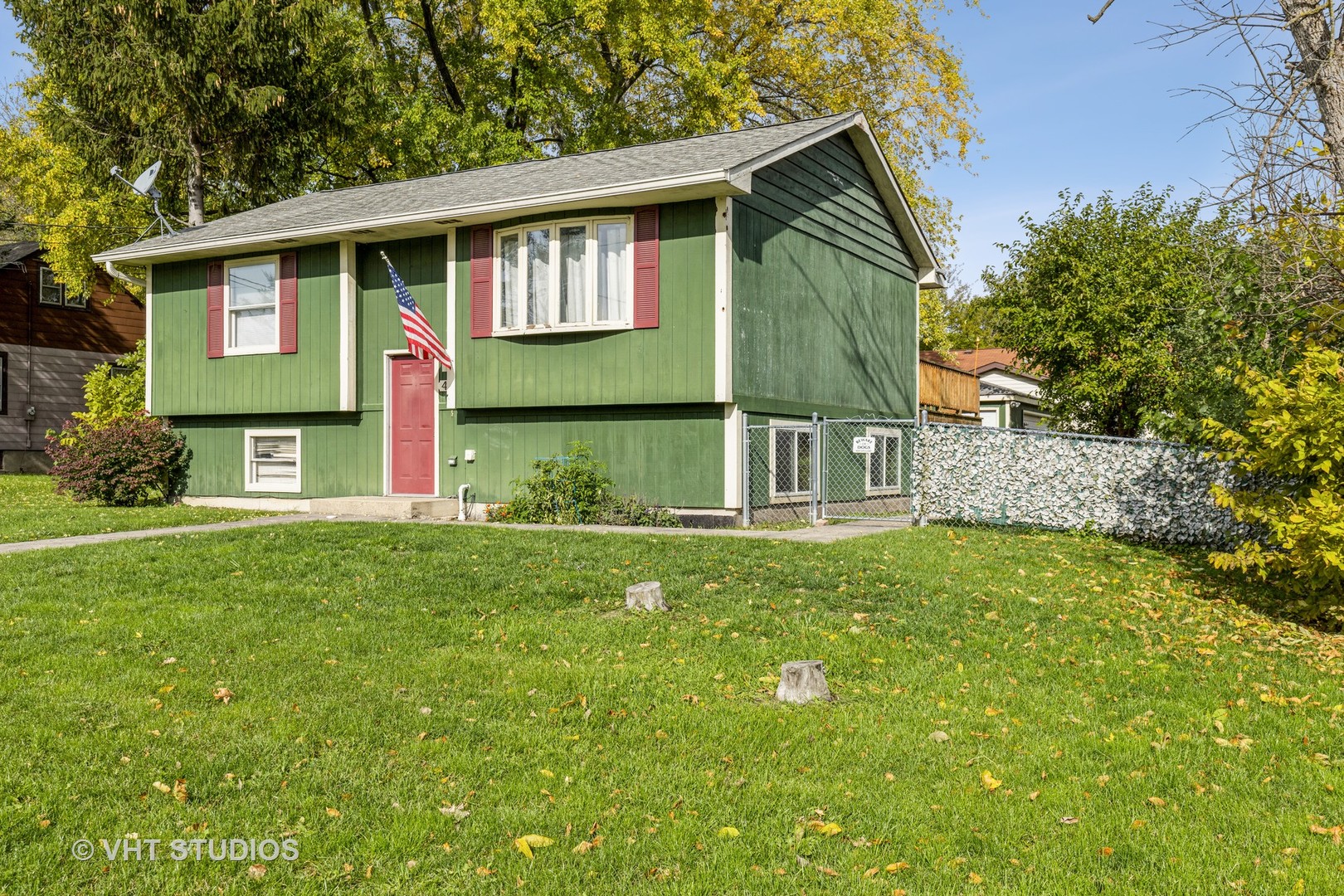 a view of a house with backyard and garden
