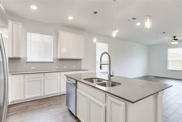 a house that is sitting in the grass