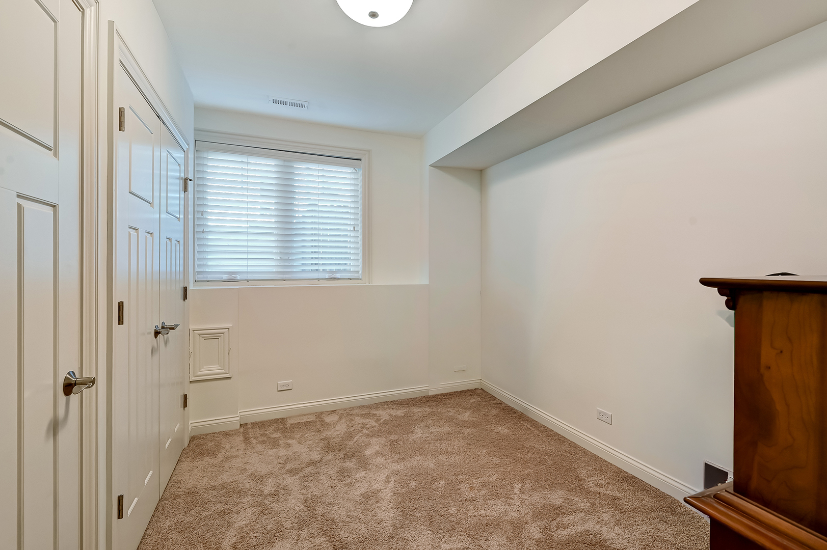5607 Hillcrest Road Downers Grove, IL 60516 - Photo 36 of 50 an empty room with a window