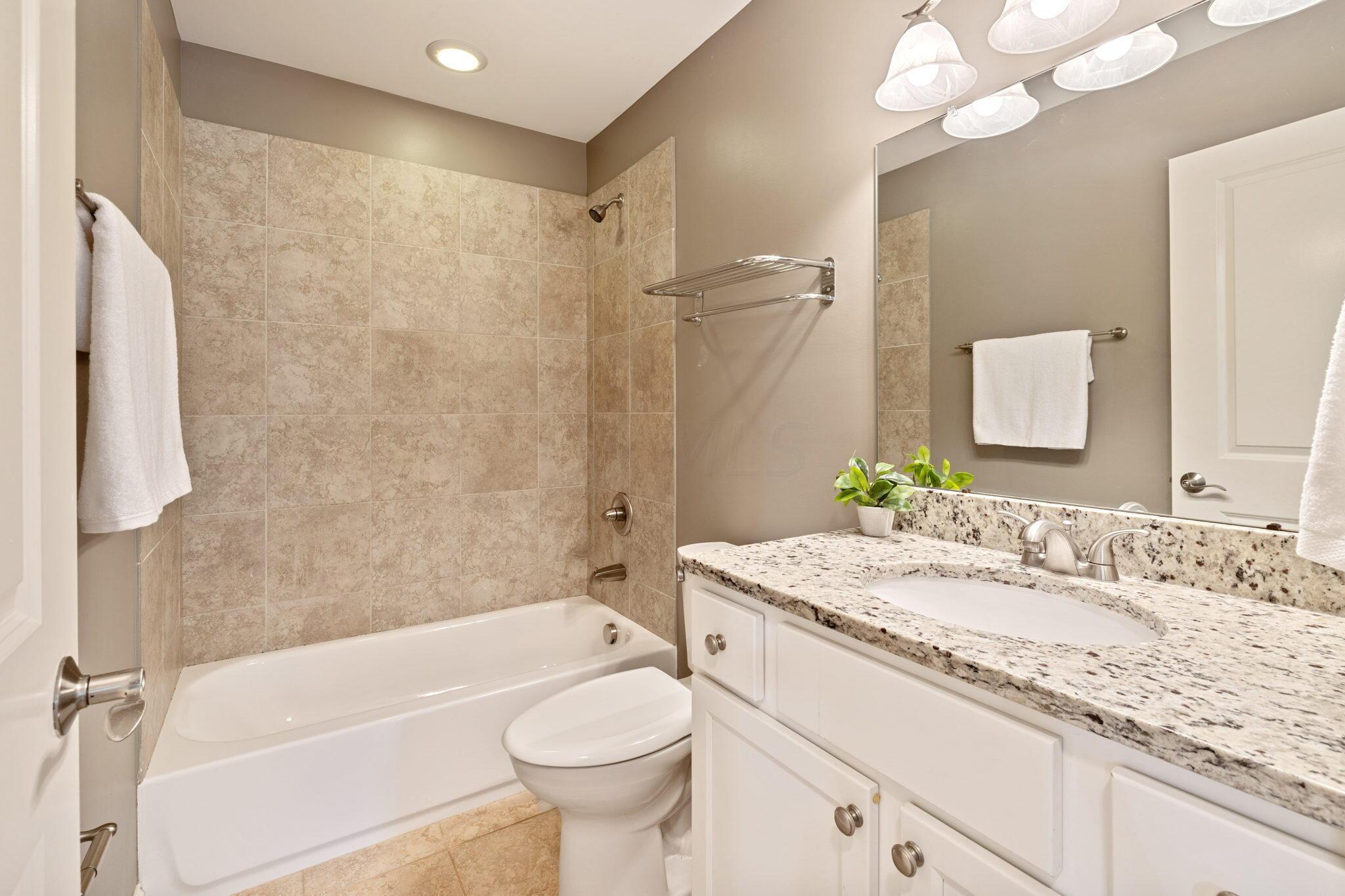 3951 Mountview Road Columbus, OH 43220 - Photo 18 of 35 Hallway Full Bathroom