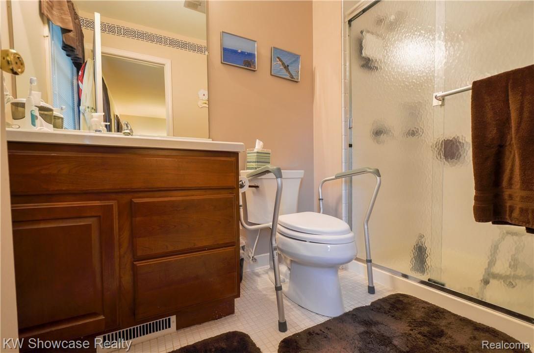 35999 Smithfield Road Farmington, MI 48335 - Photo 16 of 28 35999 Smithfield HDR8.jpg