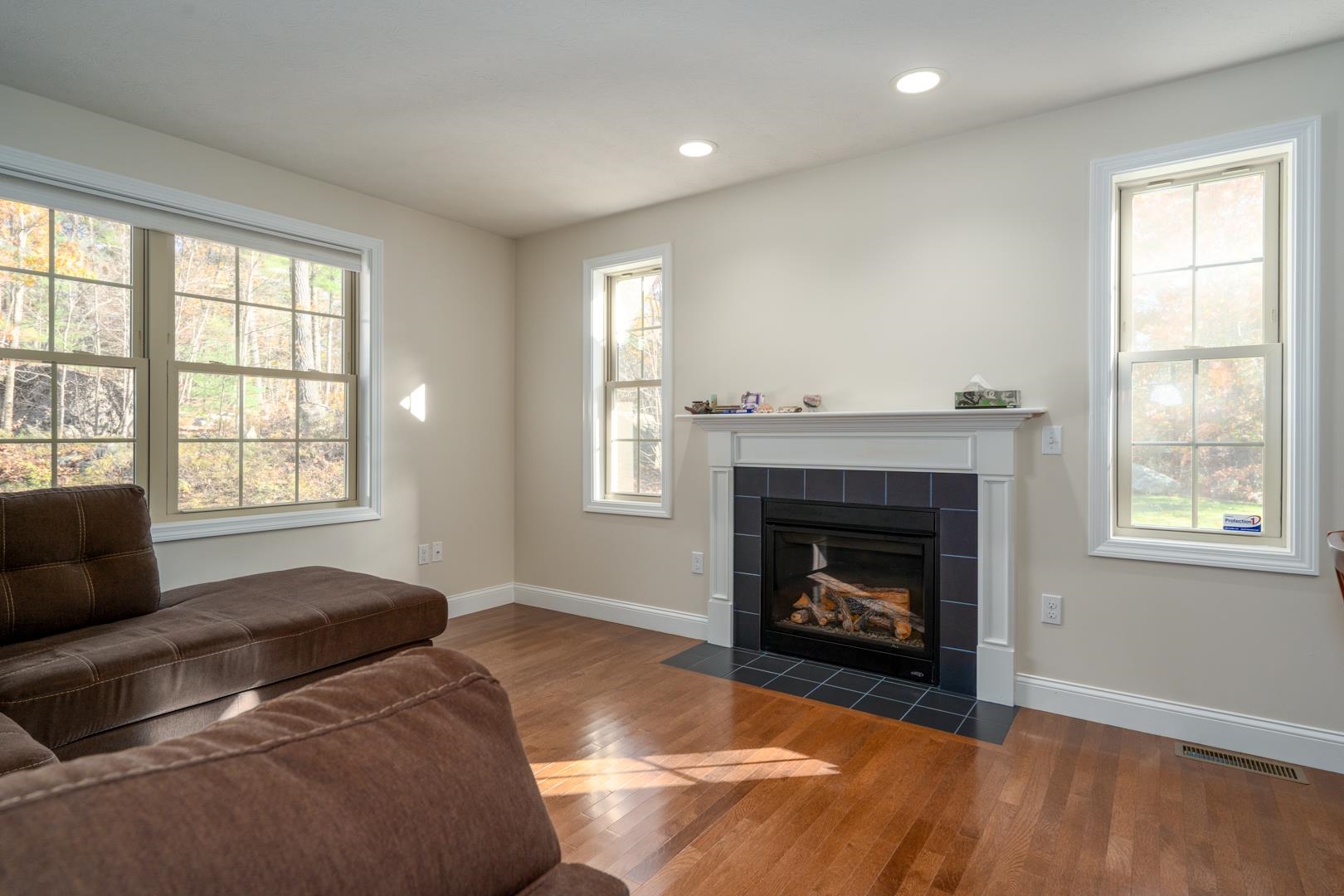 266 Thames Road Hooksett, NH 03106 - Photo 5 of 40