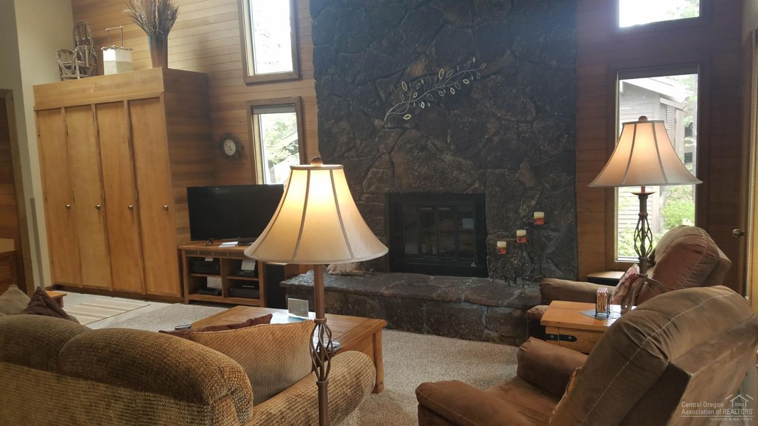 57301 Beaver Ridge Loop, Unit 10C2 Sunriver, OR 97707 - Photo 4 of 17 Open, Vaulted Living Room with Gas Firep