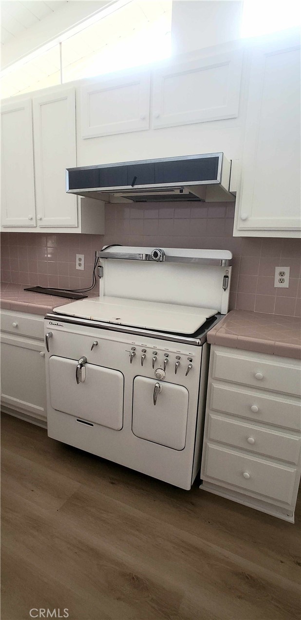8159 Tunney Avenue Reseda, CA 91335 - Photo 15 of 33 a close view of stove top oven and cabinets