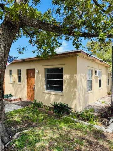 $1,300 | 1101 North Federal Highway, Unit 3, Lake Worth Beach, FL 33460