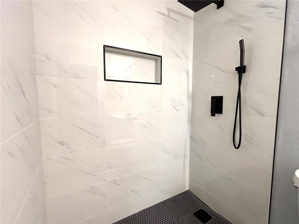 1502 Huntingdon Chase Atlanta, GA 30350 - Photo 14 of 29 a bathroom with a shower