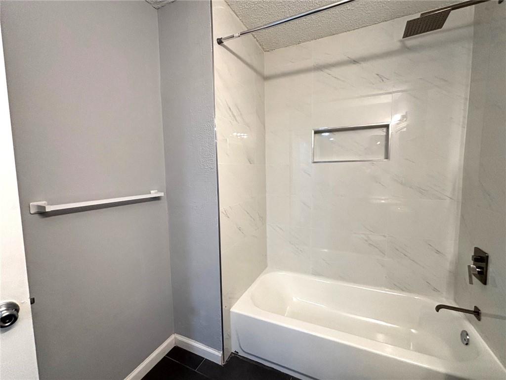 1502 Huntingdon Chase Atlanta, GA 30350 - Photo 18 of 29 a bathroom with a bathtub