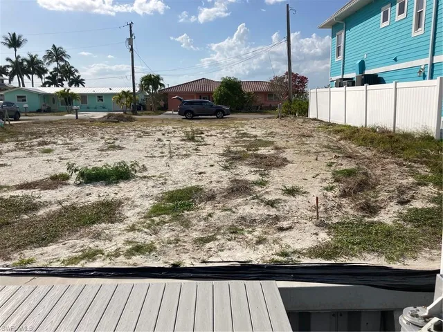 a view of a back yard of the house
