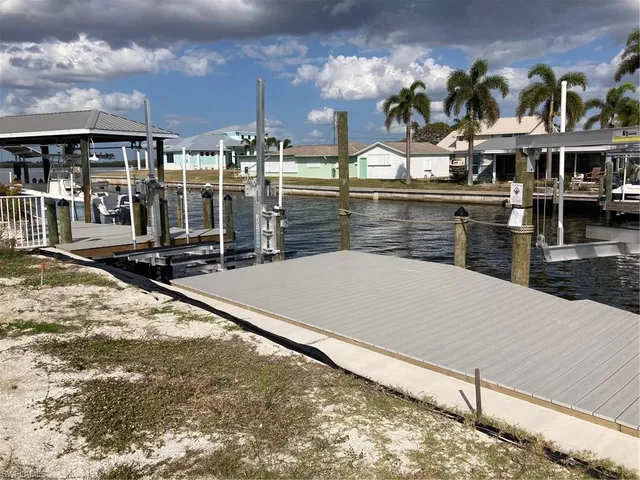 a view of a water fountain in front of building