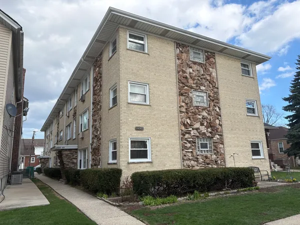 $189,900 | 2331 North Sayre Avenue, Unit 2D, Chicago, IL 60707