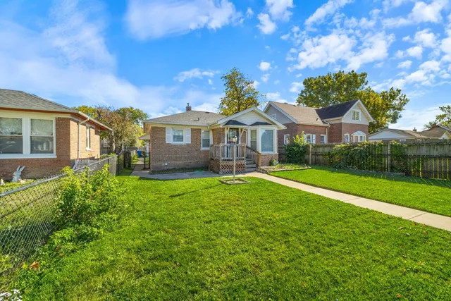 a view of an house with backyard and garden