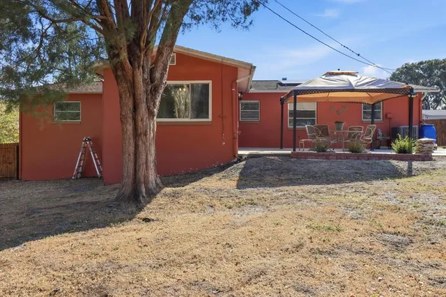 a view of yard with tree