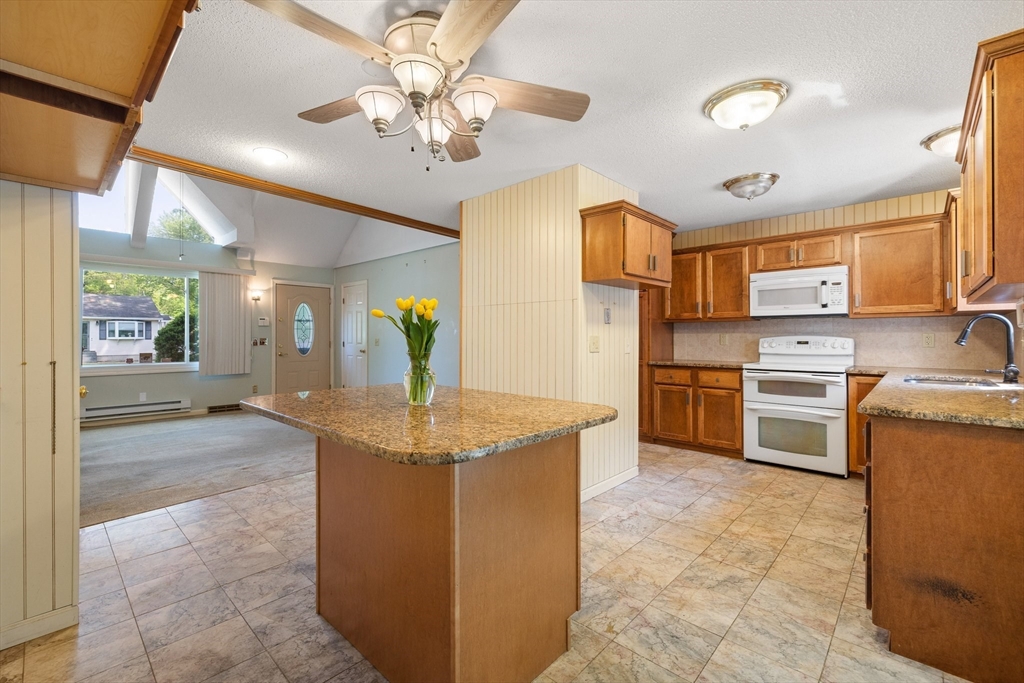409 Holcomb Road Springfield, MA 01118 - Photo 13 of 36 Gallery Image 13
