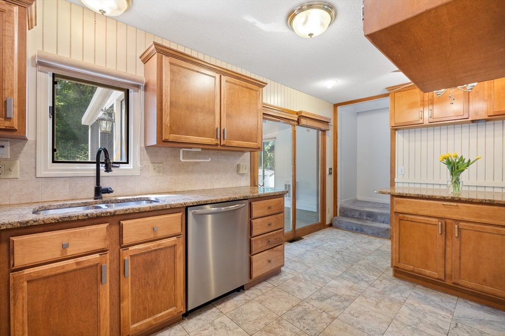 409 Holcomb Road Springfield, MA 01118 - Photo 10 of 36 Gallery Image 10