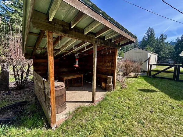 a view of a back yard