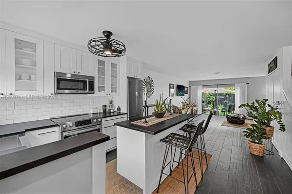 $375,000 | 450 Southeast 7th Street, Unit 210, Dania Beach, FL 33004