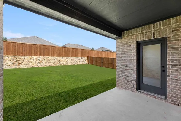 a view of back yard of the house