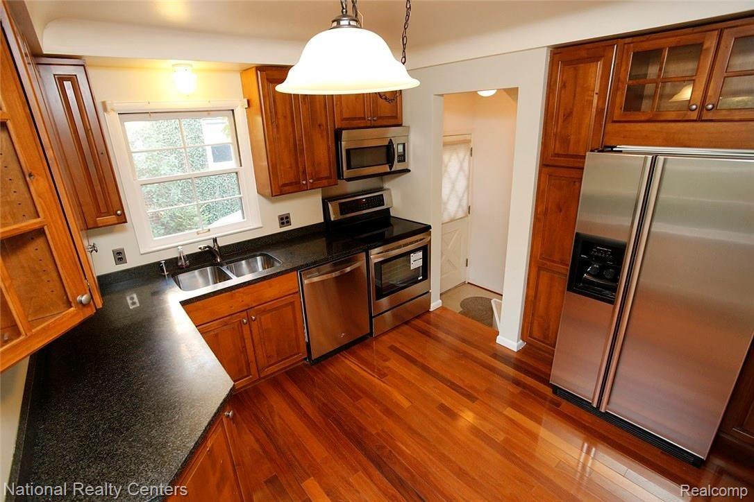 17370 Beverly Road Franklin, MI 48025 - Photo 6 of 17 kitchen 1.jpg